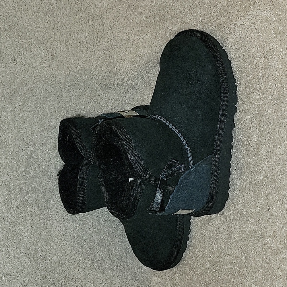 Sz 10 Toddler like new Blk Uggs